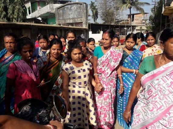 HIRA Regime Reels in Massive Water Crisis : Women Blocked Road in Gandahera seeking end of Water Crisis Problems 
